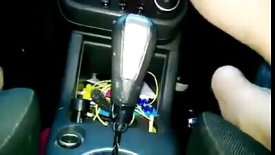 Opp den tynne, hvite kjolen min blinker med stringtrosa og avslører fanny for sex